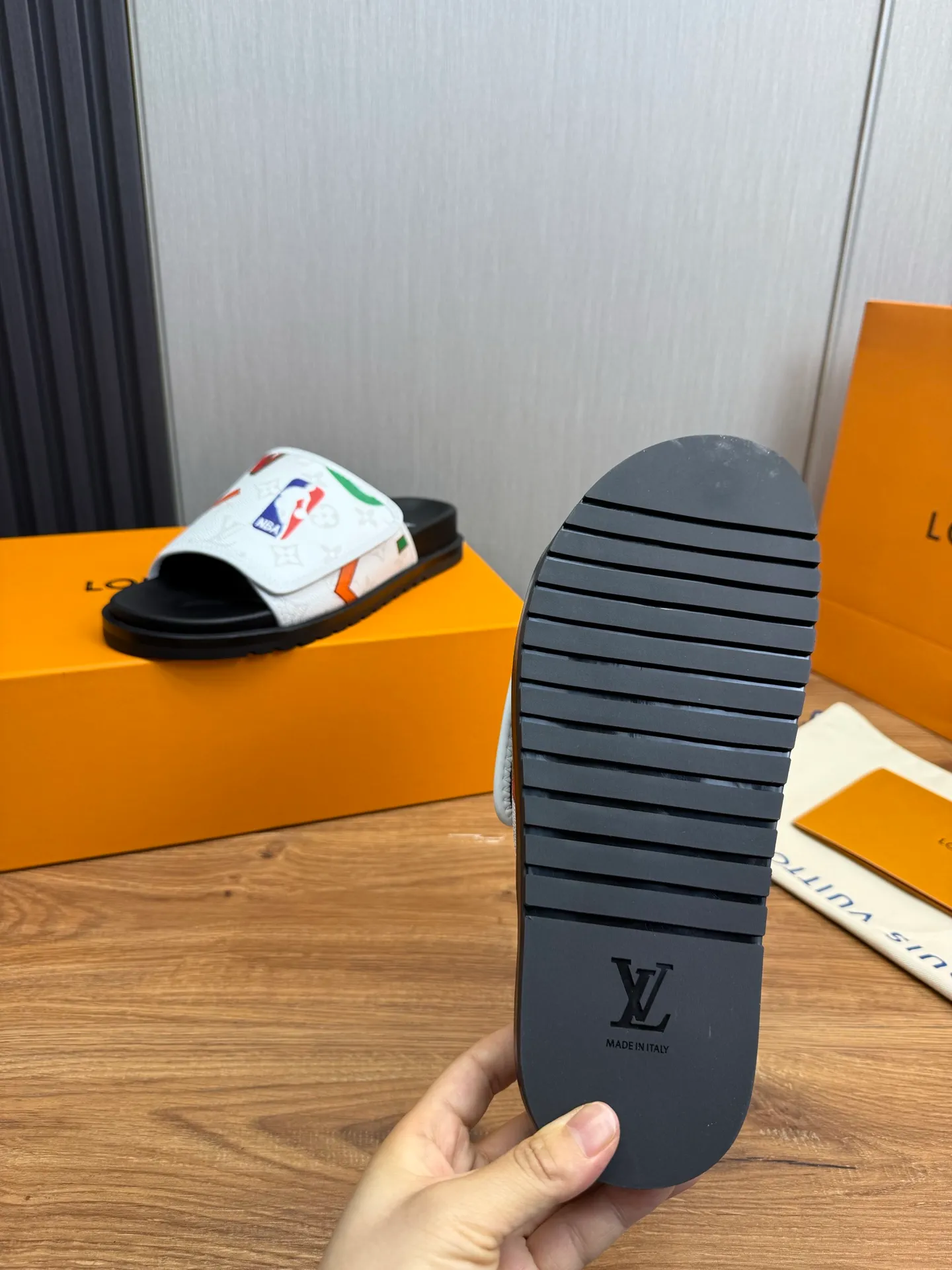 Men's shoes 💰320💰 Lv. hot selling men's slippers 🔥 🩴Official website one to one production 38-45 sizes 45 46 🉑️Customized!